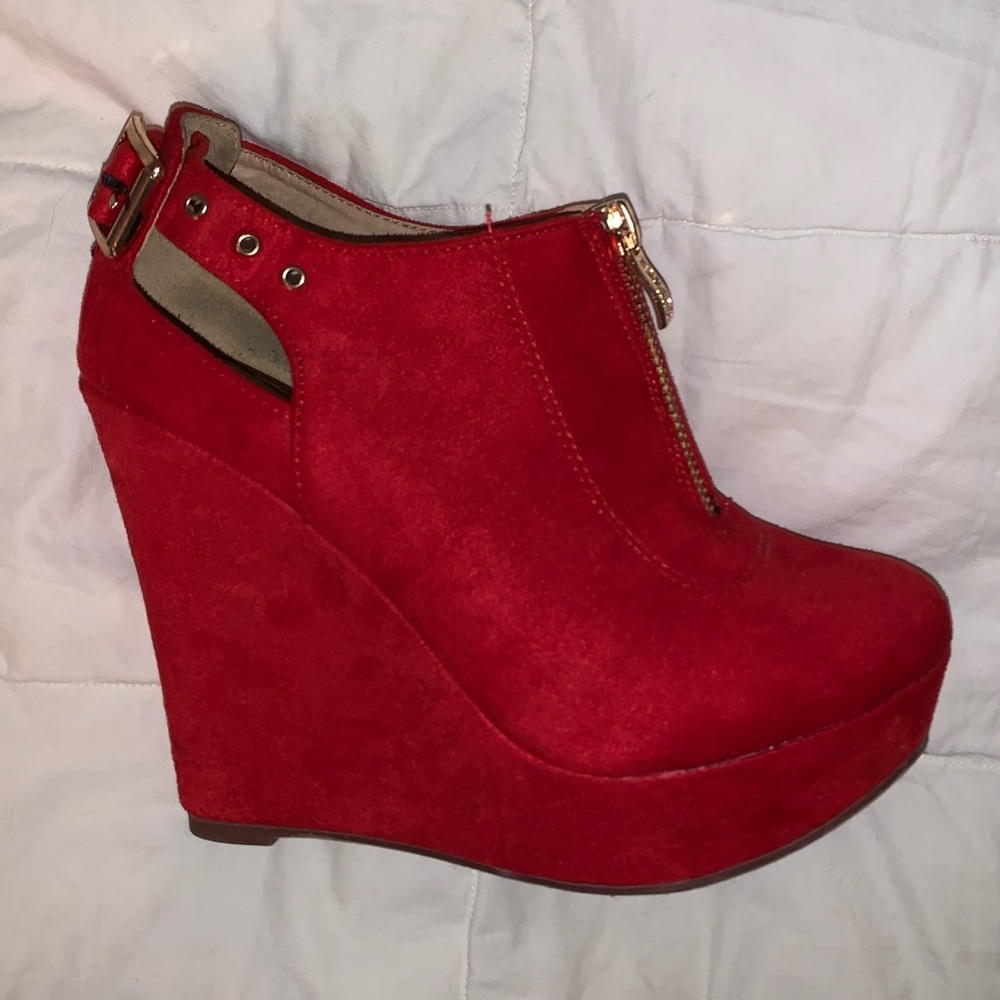 red velvet wedges